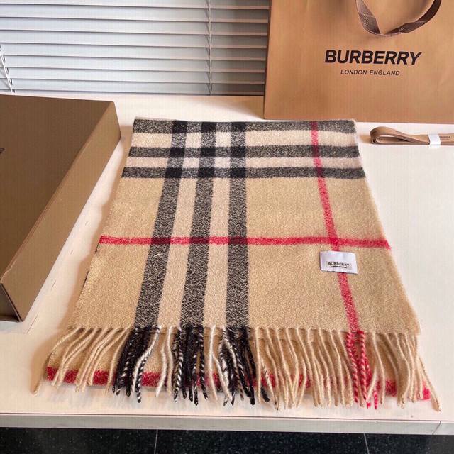 Burberry出口英国的订单 指定国内一流最先进oem 金丝羊绒混纺围巾一般工厂工艺达不到 因为做不好会扎 不带金丝的款式呢工厂都可以做因为可以起绒面 手感好
